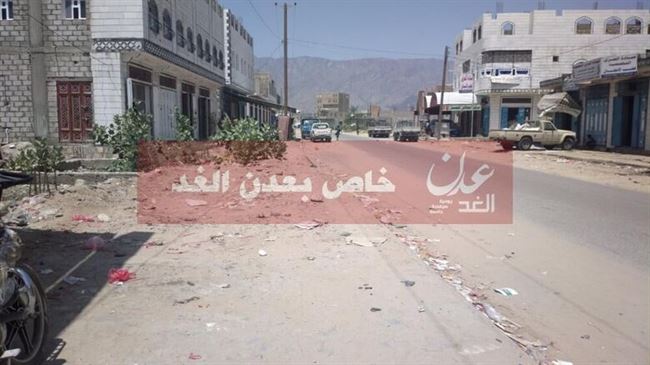 مواطنون بلودر يمنعون رجل دين يمني من دخول المدينة والجيش اليمني يتدخل لإخراجه بعربة مدرعة