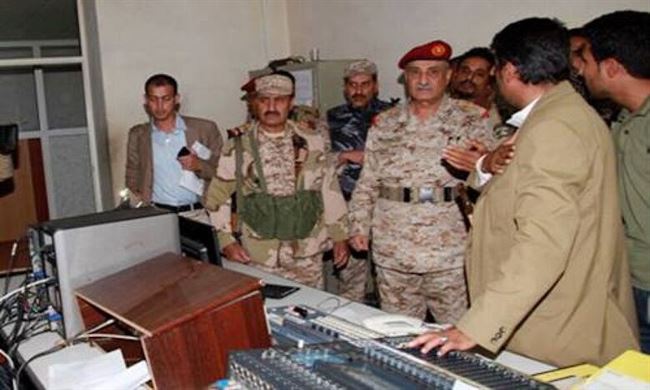 وزير الدفاع يزور مبنى التلفزيون الحكومي بصنعاء بعد تعرضه لقصف