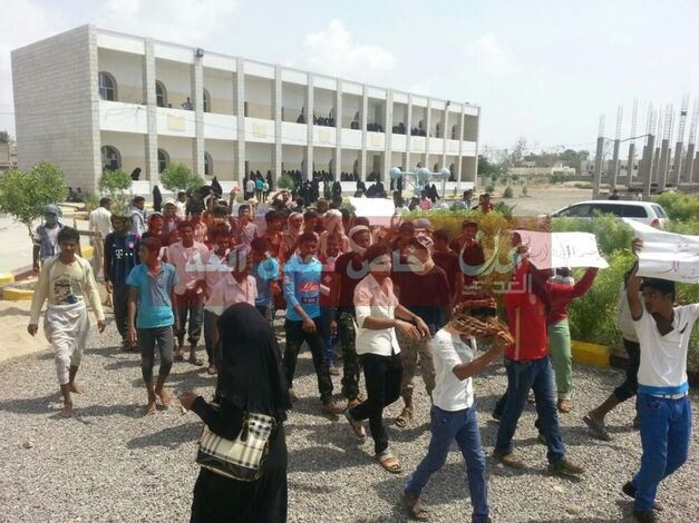 احتجاجات غاضبة بكلية التربية بزنجبار للمطالبة بتحسين ظروف الدراسة (مصور)