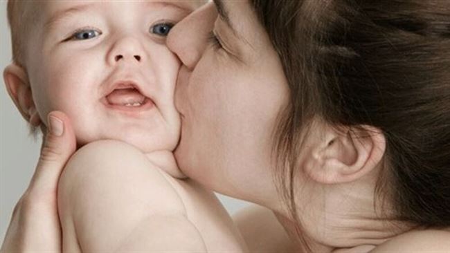 تقبيل الطفل من فمه قد يؤدي إلى وفاته