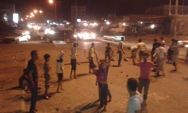 أبناء الممدارة يقطعون الطريق الرئيسي احتجاج على انقطاع المياة عن منازلهم