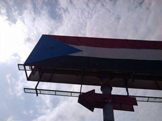 مجهولون يقومون بمحاولة تفكيك برج للإعلانات مرسوم بها علم الجنوب واقع في مدينة صبر بلحج