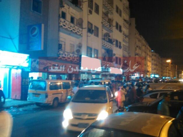 يحدث الآن : المئات يشيعون جثمان الشهيد رمزي بامدهف في عدن (مصور)