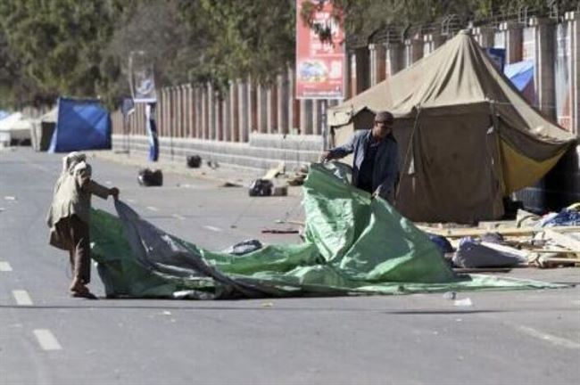 الحوثيون يزيلون مخيم اعتصام على طريق مطار صنعاء والمسلحون باقون في الشوارع