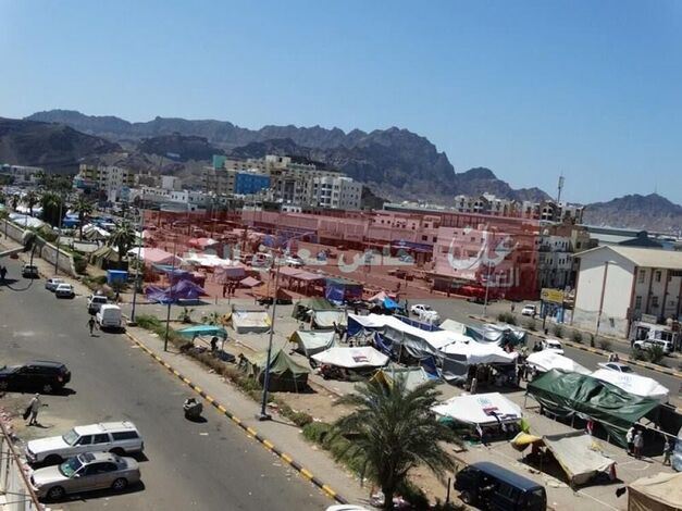 صحيفة سعودية: تزايد أعداد المعتصمين في ساحة العروض بعدن للمطالبة بالاستقلال والحوثيون يواصلون الزحف شمالا للسيطرة على باب المندب