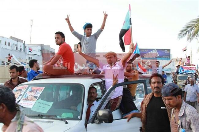 الجنوبيون يواصلون التوافد الى ساحة اعتصام مركزية في عدن (مصور)