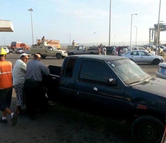 احتجاجات غاضبة بميناء عدن  ومحتجون يمنعون مدير الميناء من الدخول