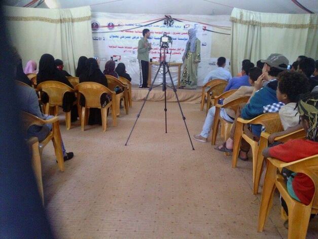 عرض مسرحي بعنوان الفيدرالية في خيمة التوعية بمحافظة إب