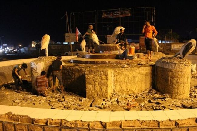 فريق عمل مشروع عدن مدينة السلام يعيد تأهيـل جولة البجع بخور مكسر