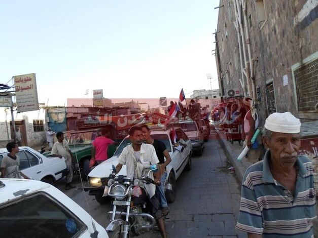 قافلة غذائية وحشود جماهيرية تنطلق من مدينة الحوطة بلحج الى ساحة الاعتصام بعدن