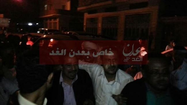 المئات بعدن يستقبلون المحامي عبدالله قحطان في دار سعد