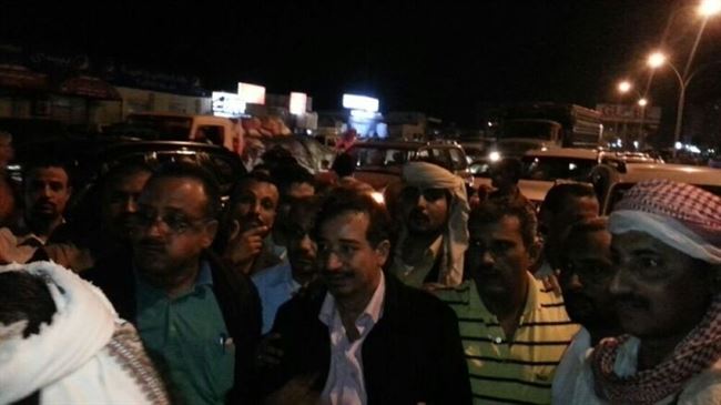 المئات يستقبلون المحامي عبدالله قحطان اثناء عودته الى منزله في عدن ((صور))