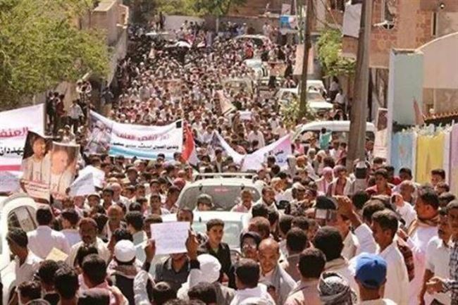 مسيرة في تعز تدين اغتيال صادق منصور وتشدد بمواصلة الاحتجاجات لكشف الجناة وتقديمهم للعدالة