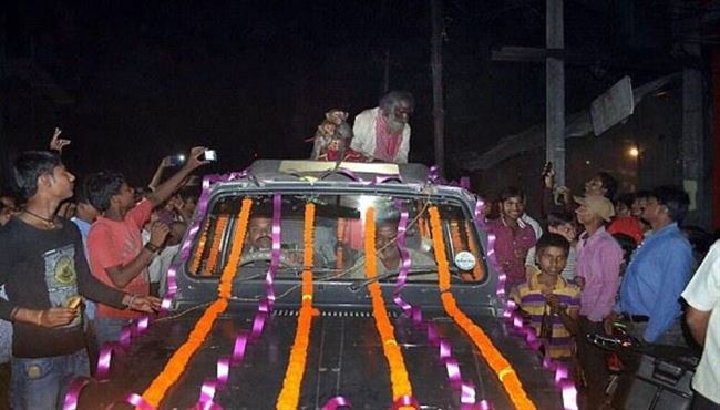 المئات يصطفون في شوارع الهند ليشهدوا زواج قردين
