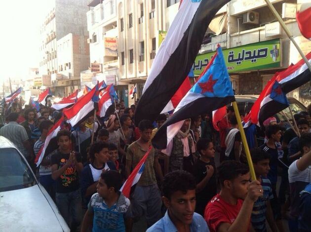 منصورة عدن تشهد مسيرة حاشدة تطالب بالتحرير والاستقلال  ووقف ترحيل إيرادات العاصمة عدن إلى صنعاء
