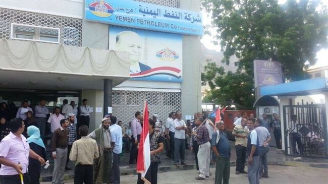 جنود أمن يمنيون يعتدون بالضرب على موظف في شركة النفط بعدن عقب رفع علم الجنوب