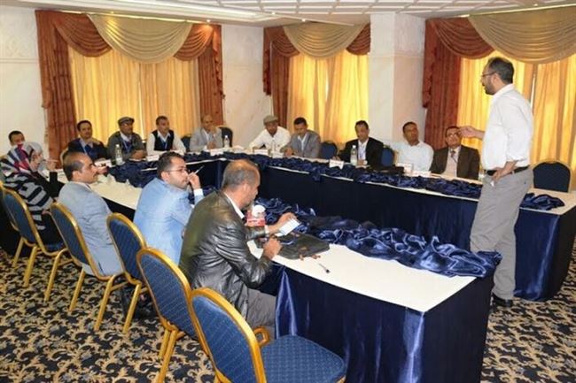متدربون لدى الشفافية اليمنية يقومون بالمراجعة النهائية لدليل التقاضي في مكافحة الفساد