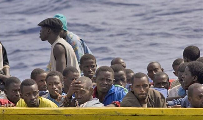 شهود : توافد المئات من الصومال إلى ساحل بحري بمحافظة شبوة