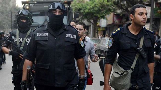 مصر: الأمن يفرق مظاهرات في محافظات عدة ومقتل ضابط ومجند في حادثي إطلاق نار