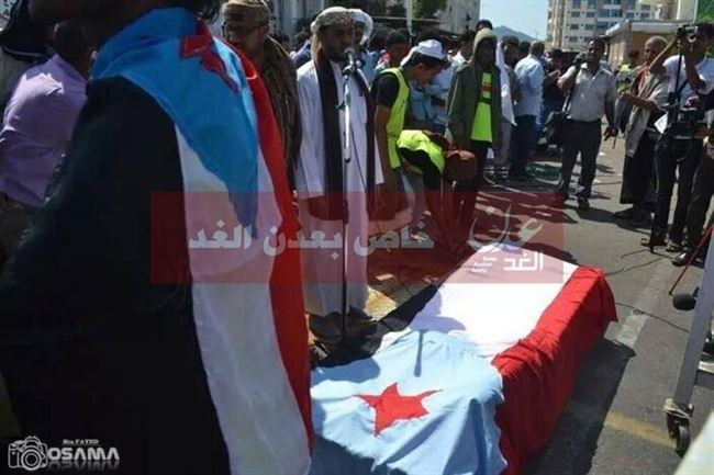 المئات يشيعون جثمان الشهيد سمير اليافعي الى مثواه الأخير بمقبرة ابو حربه