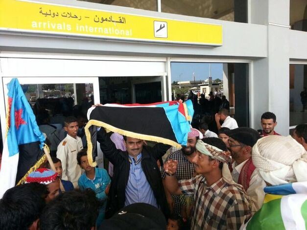 عودة الرحالة أبوخطاب القعيطي رافعاً علم الجنوب وسط هتافات الاستقبال الثورية بمطار عدن