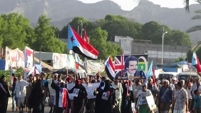 مسيرة غاضبة بساحة الاعتصام بعدن للتنديد باغتيال القيادي الجنيدي والاكاديمي اليزيدي وتضامنا مع ابناء كريتر