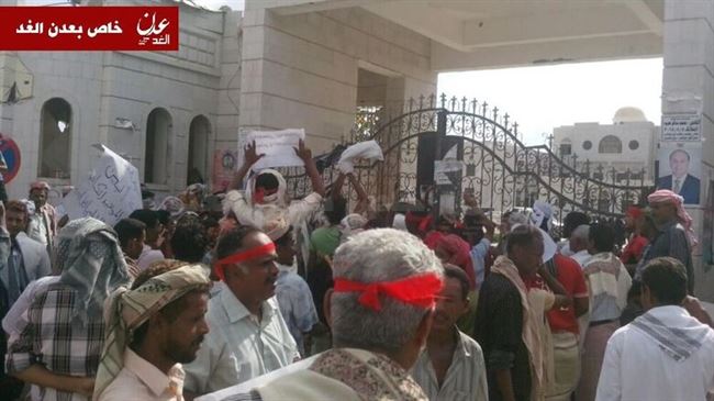 مواطنون غاضبون يغلقون مبنى محافظة أبين للمطالبة بالصرف الفوري للتعويضات