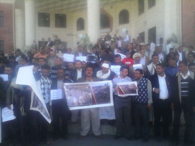 مهندسو وموظفو الاشغال العامة ينفذون وقفة احتجاجية ضد الاعمال الإرهابية باليمن
