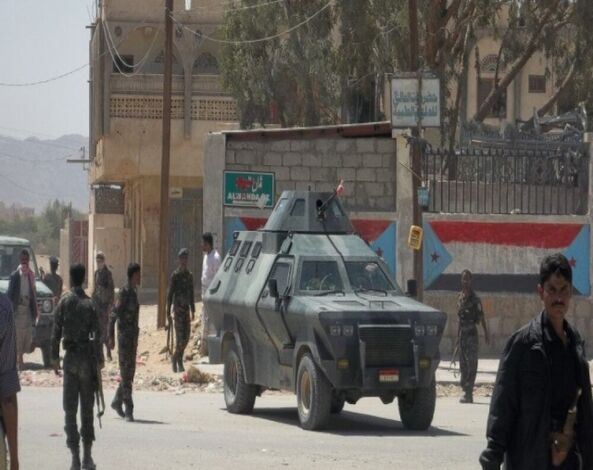 يحدث الان : مصادمات عنيفة بين قوات الأمن اليمنية ومحتجين بعتق