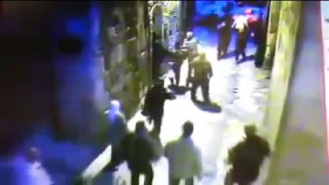 بالفيديو.. فلسطيني يطعن شرطيين إسرائيليين بسكين
