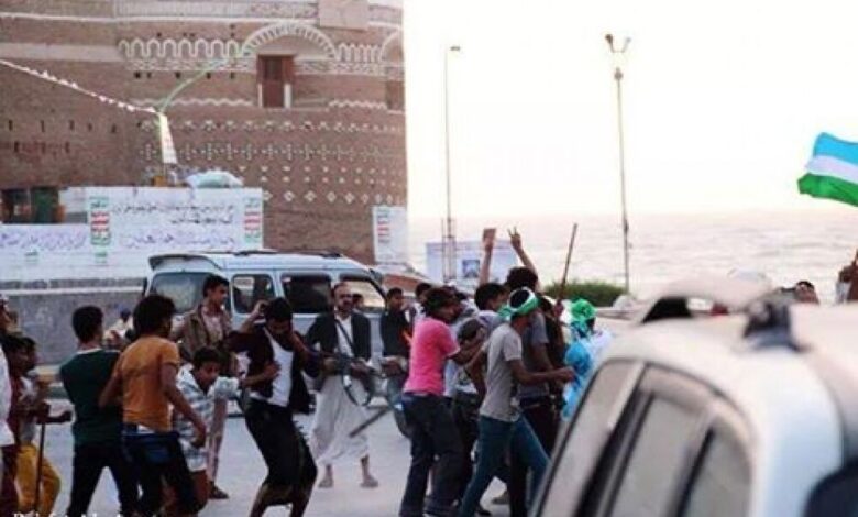 بيان لإقليم تهامة يصف الحوثيين بالمحتلين .. والجماعة تعتدي بالضرب على متظاهرين مناوئين (مصور)