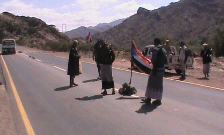 قطع طرق رئيسية رابطة بين الشمال والجنوب احتجاجا على حصار قيادات جنوبية في صنعاء