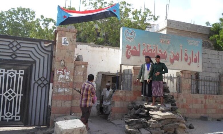 نشطاء في الحراك بمدينة الحوطة يرفعون علم الجنوب فوق مبنى إدارة أمن محافظة لحج