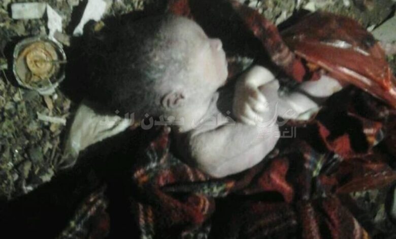 العثور على جثة طفلة  في شهورها الأولى مرمية بشارع عام ببيحان