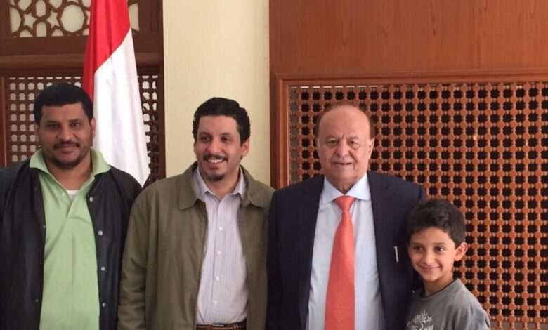 أول صورة للرئيس هادي مع مدير مكتبه منذ بداية الأزمة