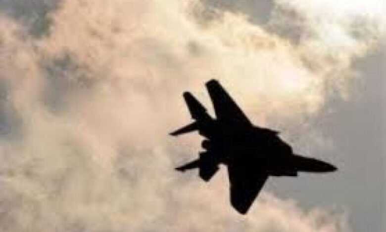 تحليق للطيران الحربي اليمني من علو منخفظ فوق سماء مدينة ردفان والجيش يستخدم السلاح الثقيل