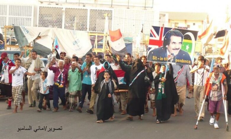 مسيرة حاشدة بعدن تندد بجريمة قصف الجيش اليمني لمناطق وقرى ردفان