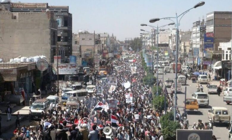 ذمار .. حشود ضخمة تهتف لشرعية الرئيس هادي وترفض الانقلاب الحوثي