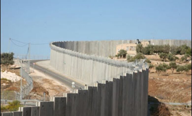 مئات الفلسطينيين والاسرائيليين والأجانب يشاركون في مسيرة ضد الجدار العازل