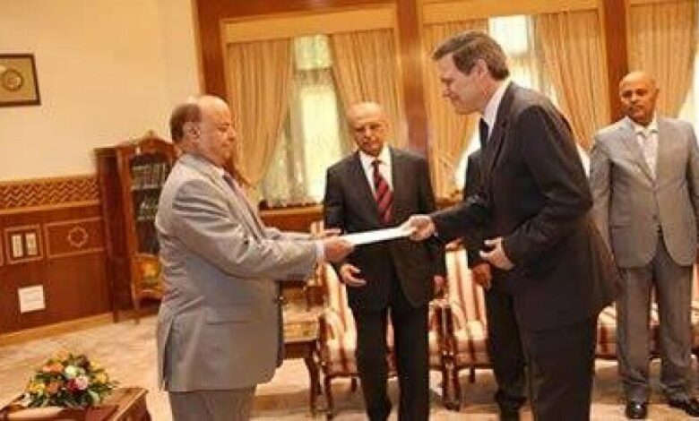مصدر : الرئيس هادي سيلتقي  السفير الامريكي خلال ساعات