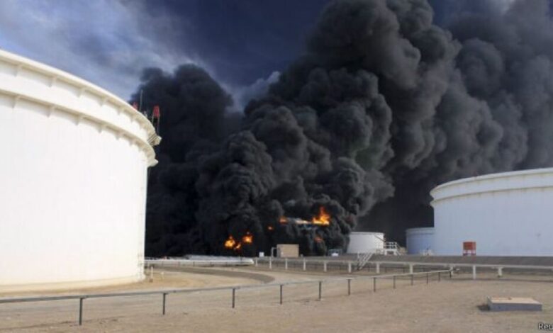 سيطرة مسلحين على منشأتين نفطيتين وتبادل الضربات الجوية في ليبيا