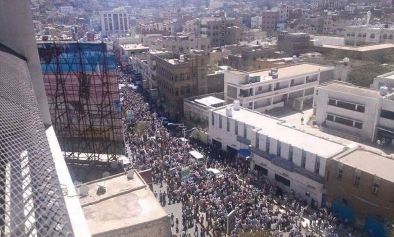 تظاهرة حاشدة في تعز ضد الانقلابيين والحوثيون يطلقون النار عليها