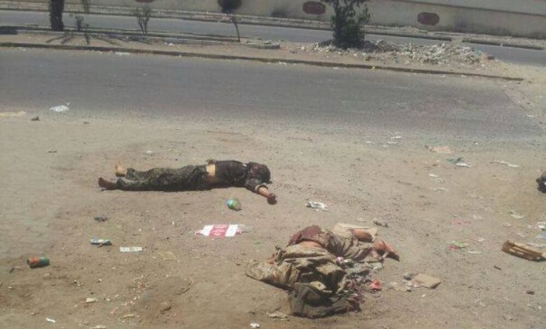 شهود: جثث من جنود قوة موالية للحوثيين مرمية بعدد من شوارع عدن