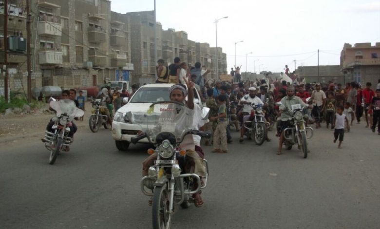 حدث قبل قليل : قوة من الجيش موالية للحوثيين تدخل لودر