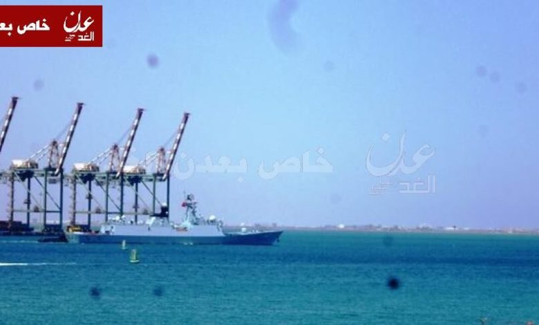 حدث قبل قليل : بارجة حربية تدخل ميناء عدن
