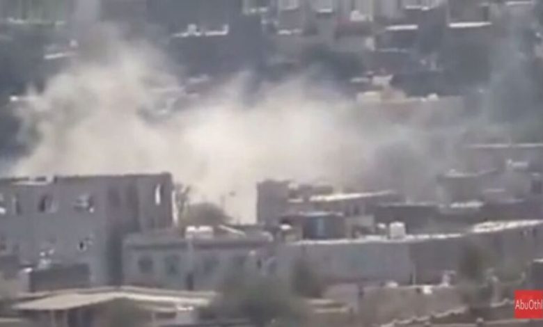 قوات اللواء 33 مدرع الموالية للحوثيين تعاود قصف مساكن المدنيين بالضالع