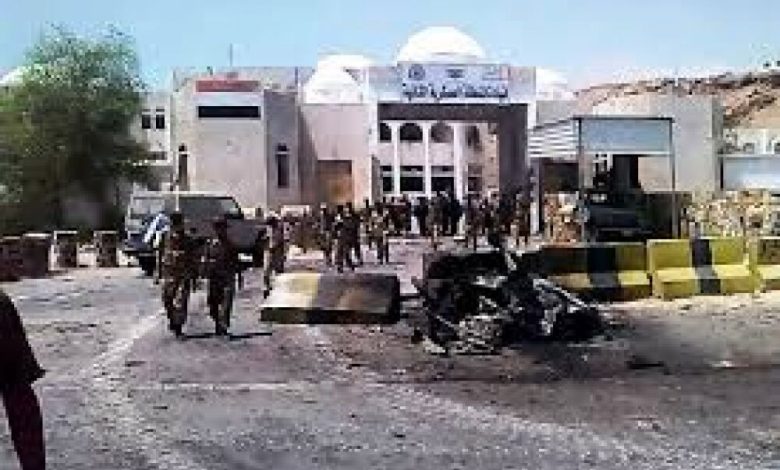 انباء عن تمرد عسكري لصالح الحوثيين بالمكلا