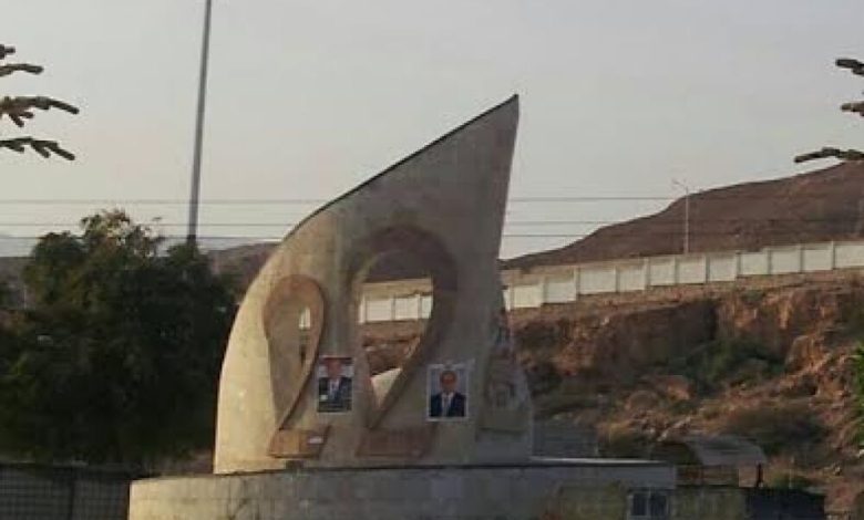 بعد إشاعة تمردهم فيه ..الحرس الجمهوري يرفعون صور الرئيس عبدربه في القصر الجمهوري بالمكلا