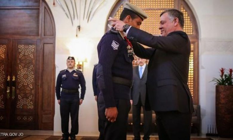 وسام وترقية لجندي أردني أنقذ طفلين عراقيين