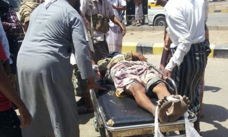 شهود عيان: قوات موالية للحوثيين وصالح تقصف مسجدا بعدن